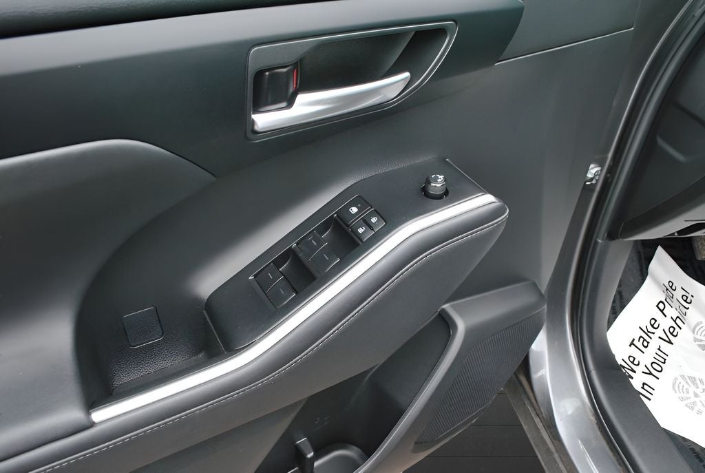 2023 Toyota Highlander XLE 8 Passenger AWD
