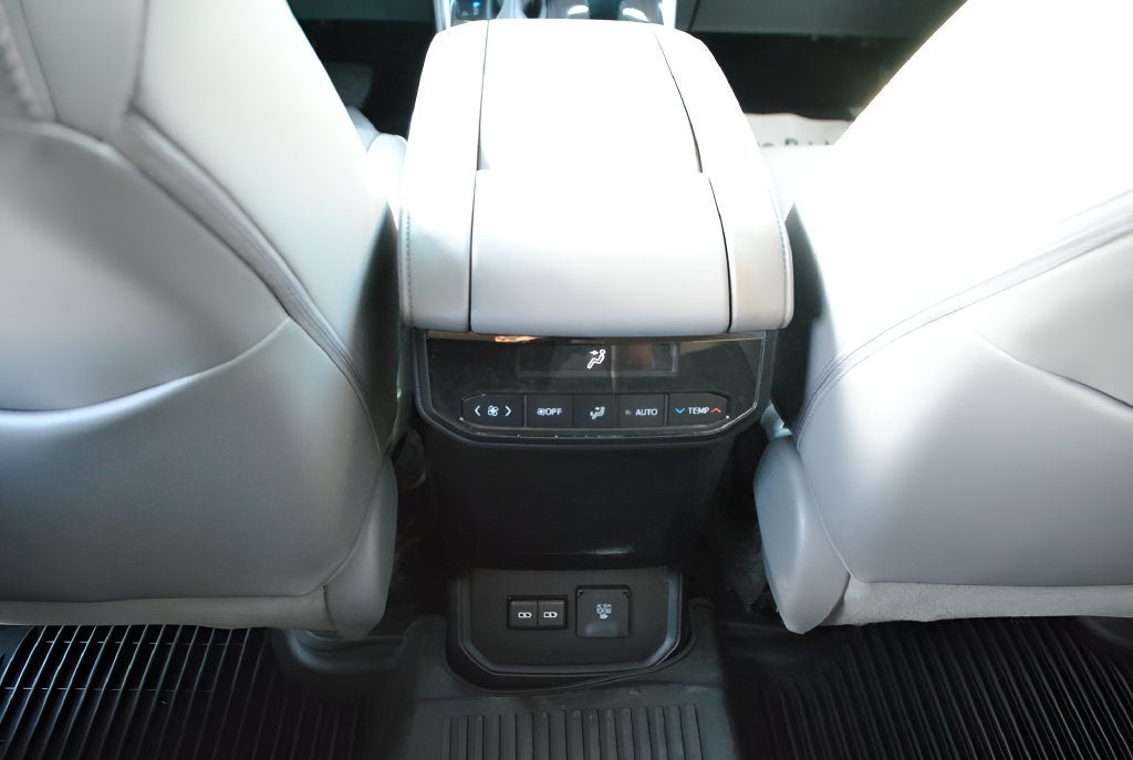 2023 Toyota Highlander Limited AWD / 8 Passenger