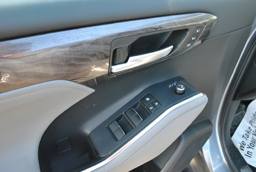 2023 Toyota Highlander Limited AWD / 8 Passenger