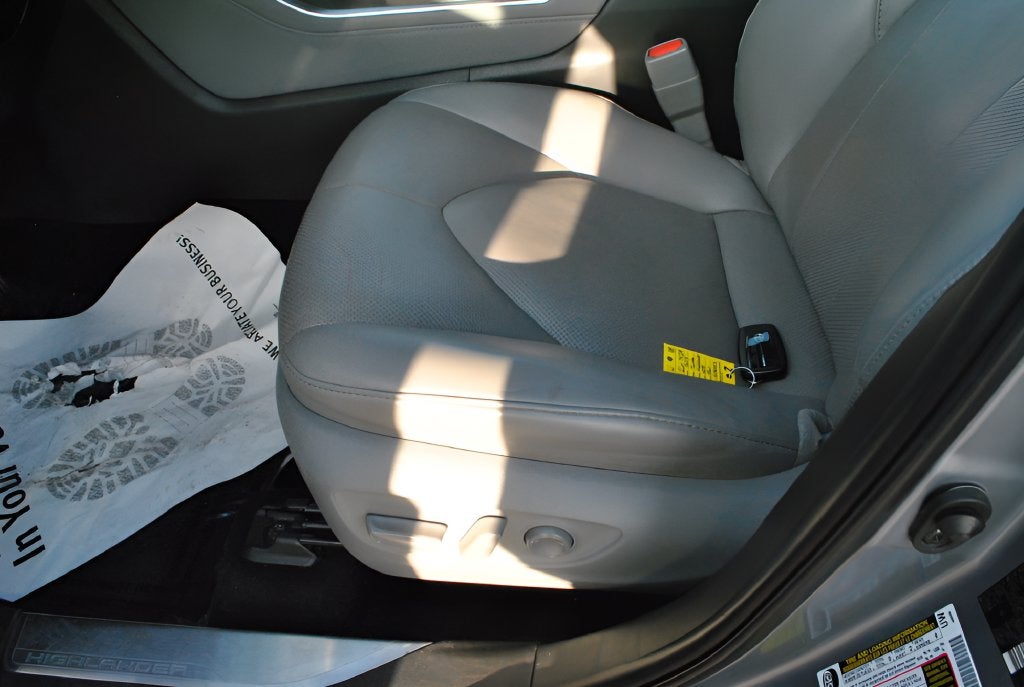 2023 Toyota Highlander Limited AWD / 8 Passenger