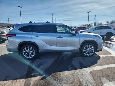 2023 Toyota Highlander Limited AWD 8 Passenger